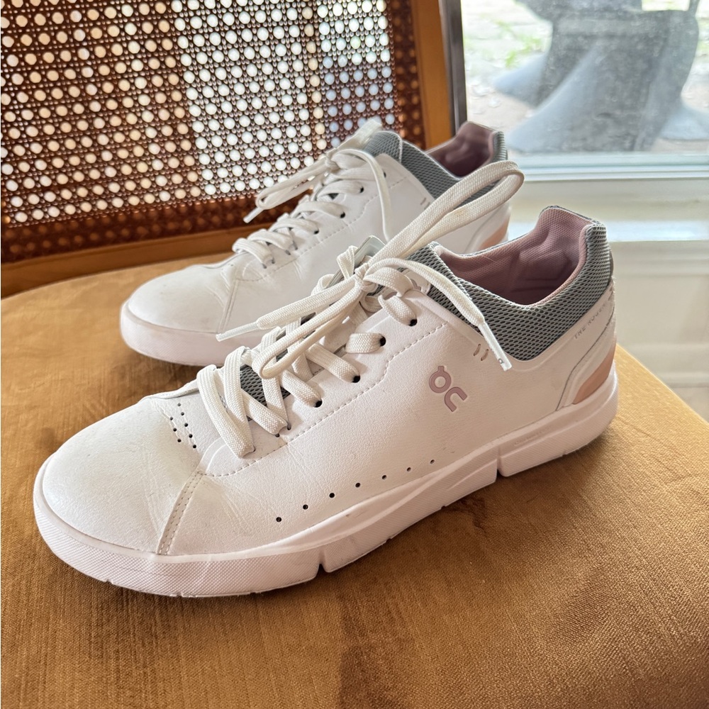 On Cloud On The Roger Advantage Tennis Women shoe size 10 rose / white